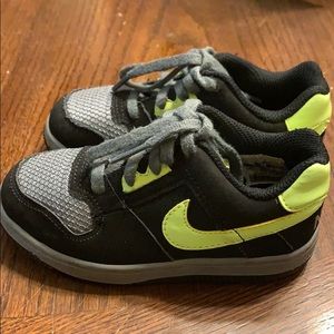 Nike toddler shoe us 9